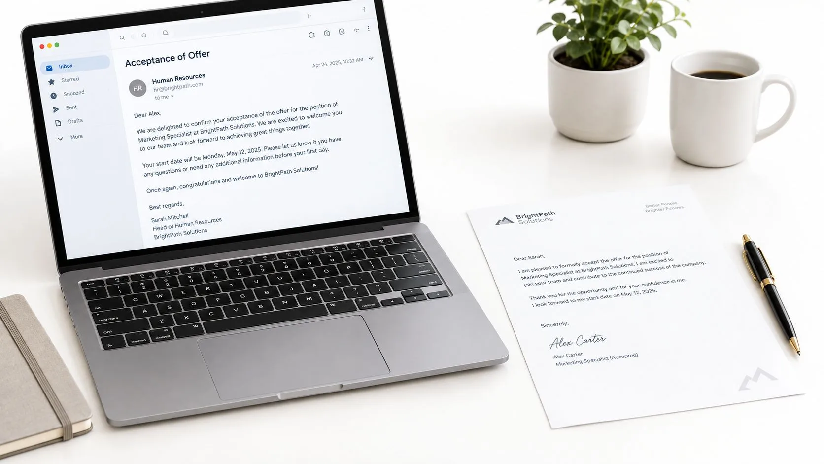 Un computer portatile che mostra un'email di accettazione di lavoro accanto a una lettera di offerta di lavoro formale stampata e una penna.
