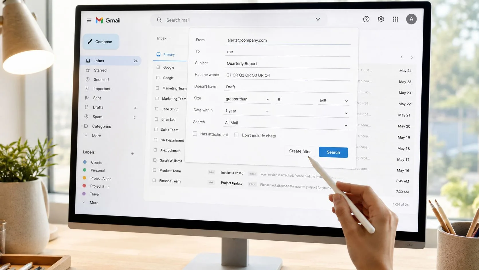 一只手使用数字笔点击 Gmail 搜索设置界面上的“创建过滤器”按钮。