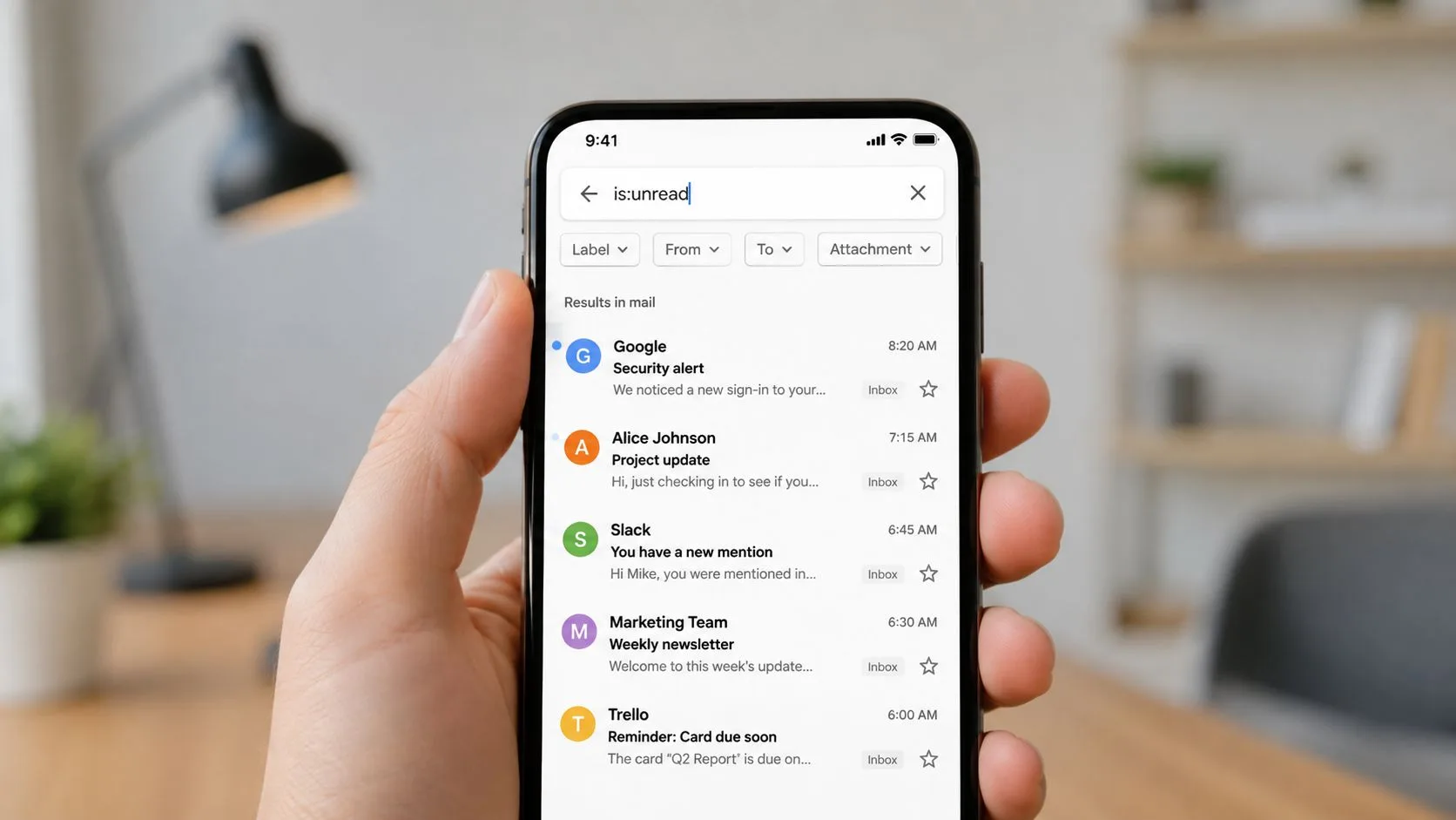 Eine Hand hält ein Smartphone, das die Suchergebnisse der mobilen Gmail-App für ungelesene Nachrichten anzeigt.