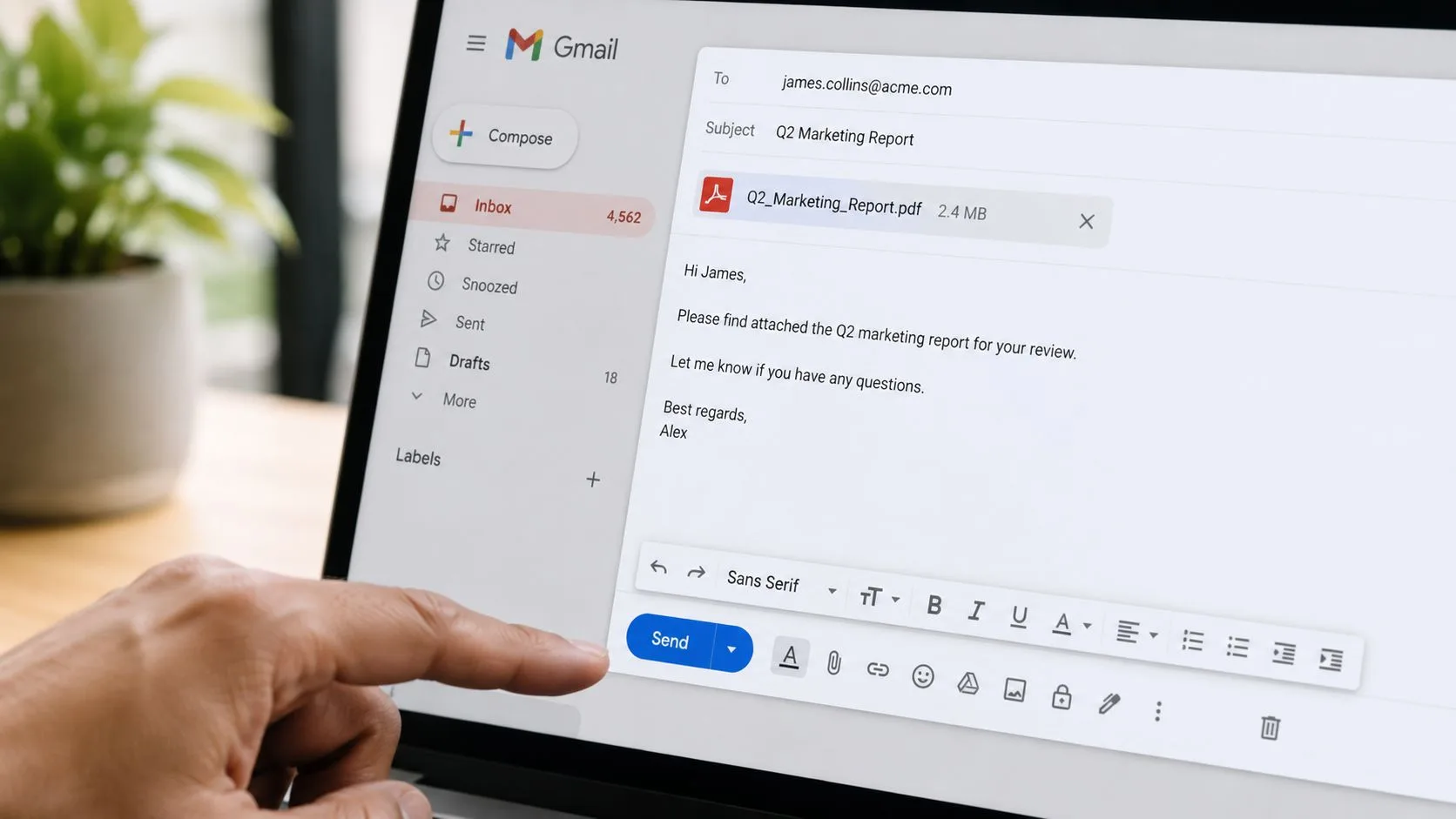 En person som klickar på skicka-knappen i ett Gmail-meddelande som innehåller en bifogad PDF-marknadsföringsrapport.
