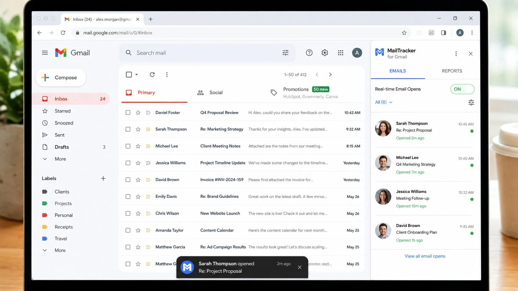 Uno schermo di un portatile che mostra l'interfaccia della posta in arrivo di Gmail con un pannello laterale che visualizza le notifiche di tracciamento delle email in tempo reale.